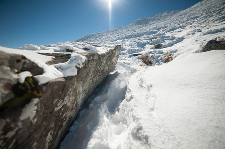 美丽的冬山。 国家自然公园。 冬天下雪