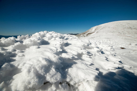 美丽的冬山。 国家自然公园。 冬天下雪