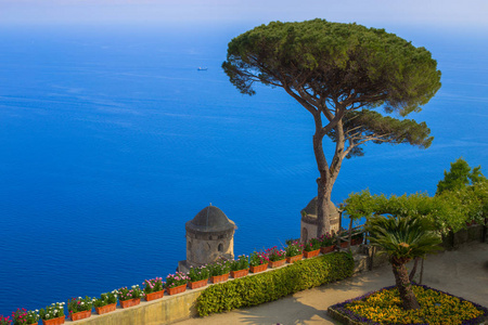 从意大利坎帕尼亚拉韦洛的别墅鲁菲洛花园俯瞰第勒尼安海海海湾的明信片