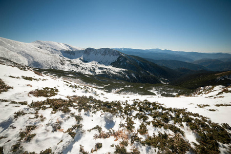 美丽的冬山。 国家自然公园。 冬天下雪