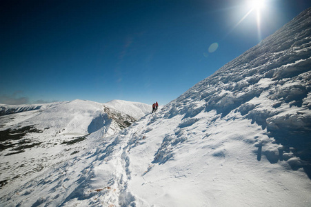 美丽的冬山。 国家自然公园。 冬天下雪