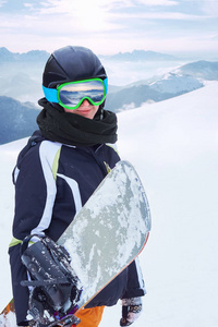 女孩滑雪反对全景冬天山背景