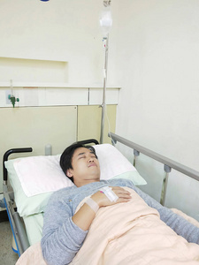 躺在病床上的病人照片