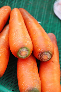 在市场的新鲜有机胡萝卜