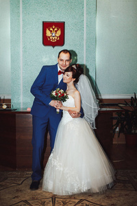 婚礼期间在注册处的新娘和新郎图片