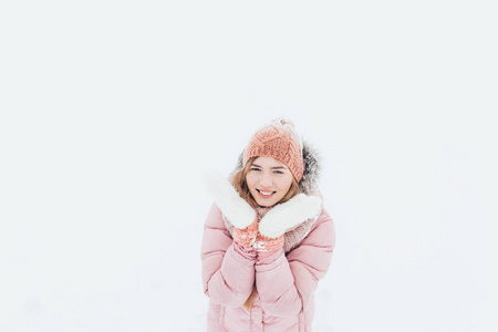 女孩在户外摆姿势, 一个女人看着微笑和快乐的年轻女子滑雪服户外休闲在寒冷的天气, 形象的广告