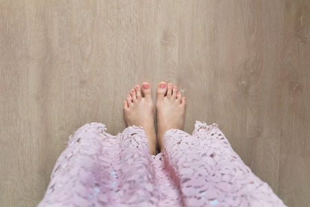 木地板上的腿和赤脚图片