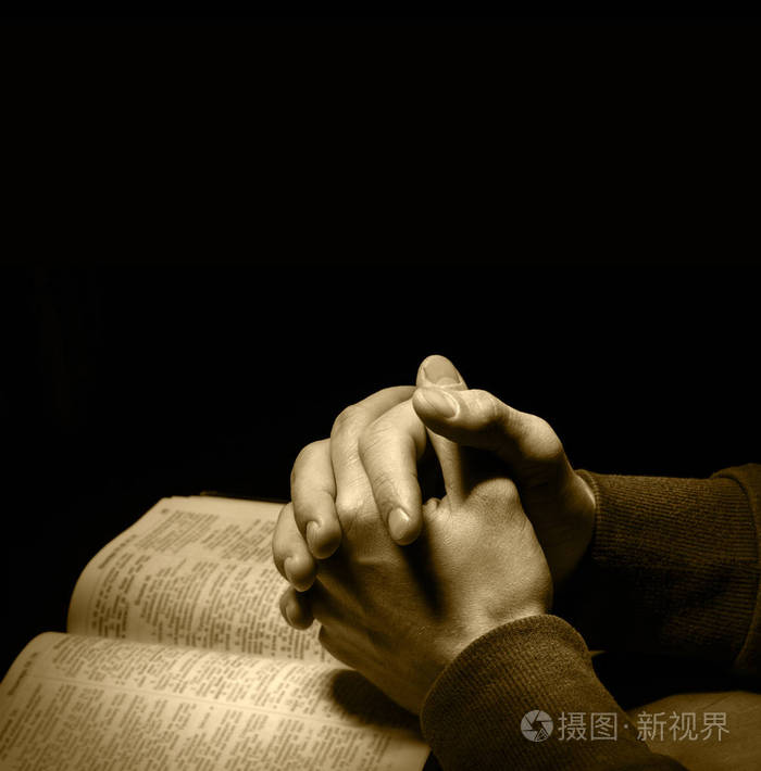 双手合十祈祷圣经