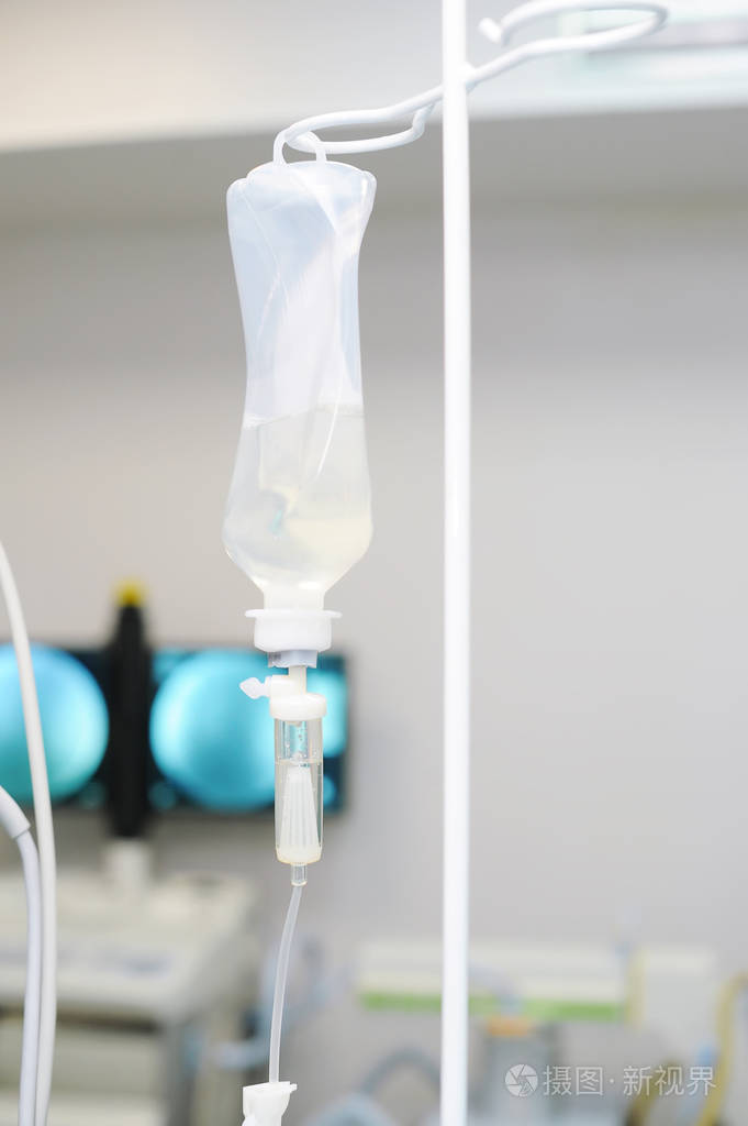 特写生理盐水静脉滴注照片-正版商用图片110vwh-摄图新视界