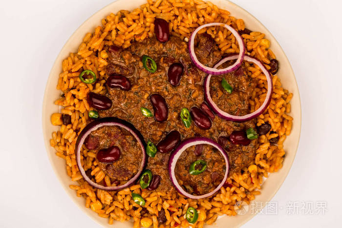 墨西哥风味辣椒肉酱配大米和洋葱