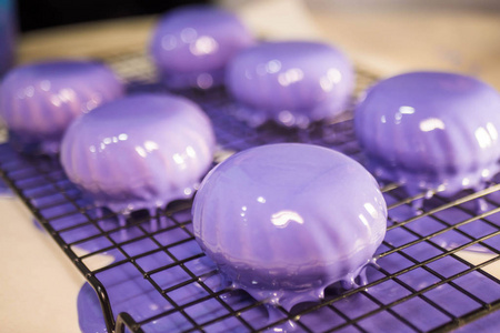 蛋糕上的紫色糖衣.现代法式慕斯甜点与镜面釉.