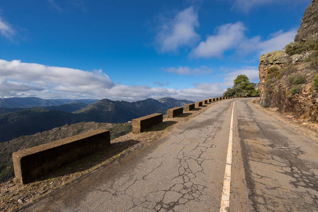 西班牙萨拉曼卡拉斯巴图卡斯自然公园山景中的道路。