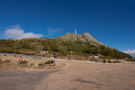 山景路标志指示到西班牙萨拉曼卡著名目的地佩纳德弗兰西亚。