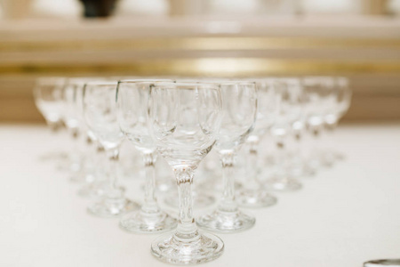 酒吧里有许多空杯子用来烘干葡萄酒。 特写照片