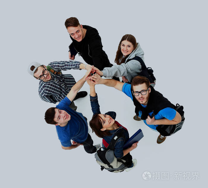 顶视图的年轻人们用他们的双手在一起围成一圈