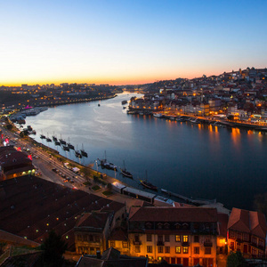 葡萄牙波尔图夜间俯瞰杜洛河。