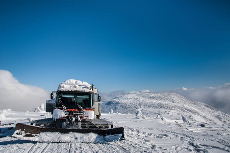 冬山红 ratrak 雪地