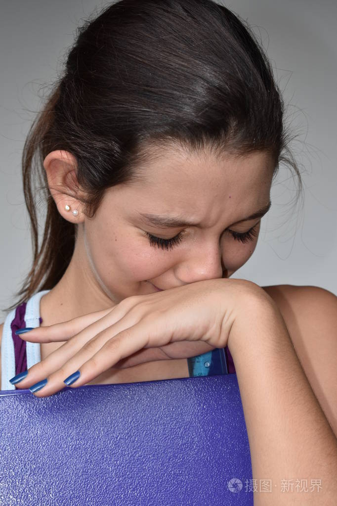 泪流满面的女学生