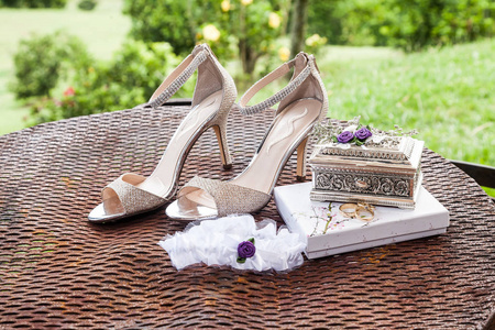 婚礼。新娘配饰联盟，结婚戒指，靠近高跟鞋的新娘鞋