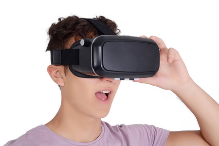 快乐的少年男孩使用虚拟现实护目镜