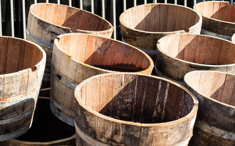 旧木制半桶。有第二次生命作为装饰或花卉种植的前酒桶