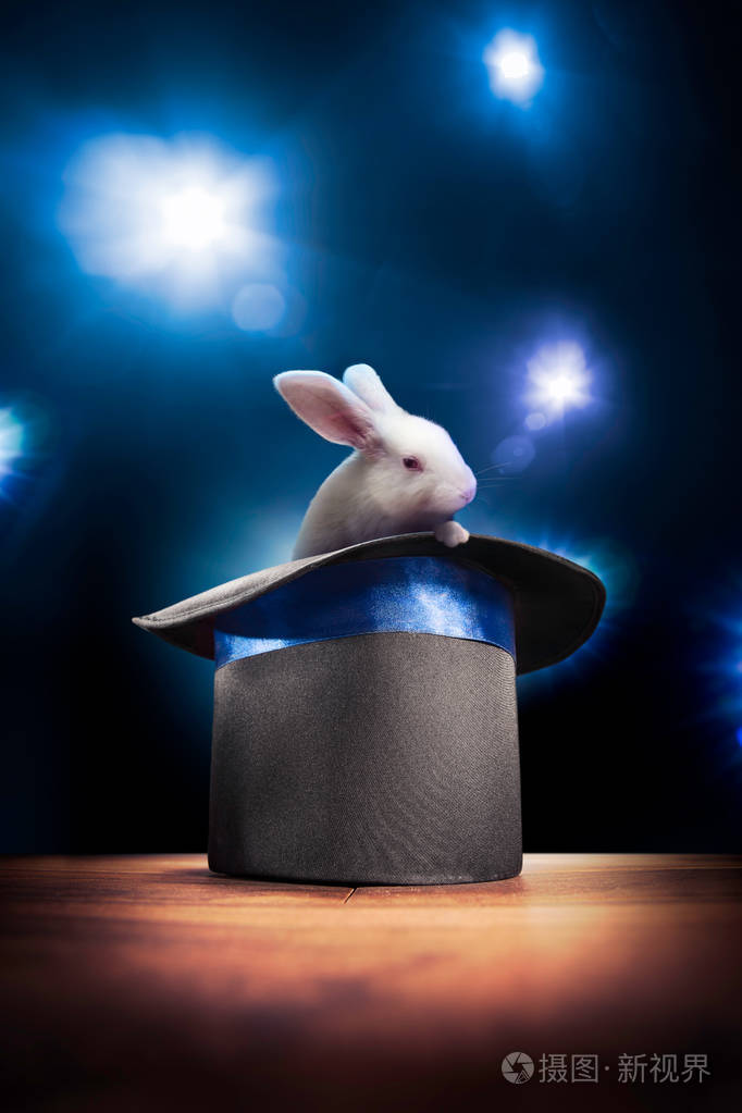 高对比度图像的魔术师帽子在舞台上