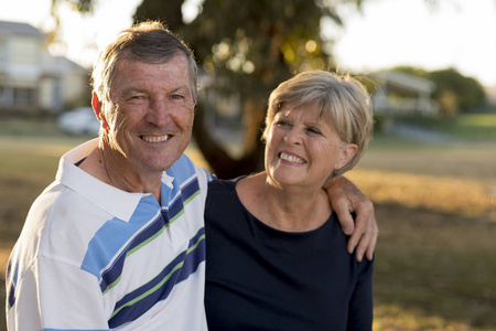 美国前辈美丽和幸福的成熟夫妇的画像在70岁左右显示爱和情感一起微笑在公园