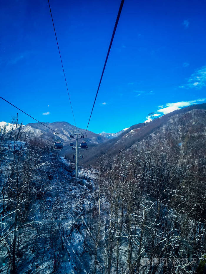 山在阳光明媚的晴朗的天气下在索契的山顶上雪的景观