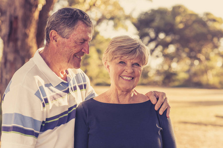 复古滤镜肖像美国高级美丽和幸福的成熟夫妇在70岁左右显示爱和感情在公园里一起微笑