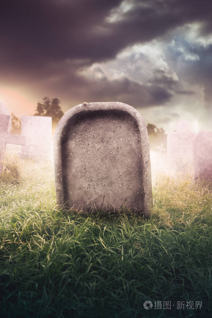 墓碑与雾和剧烈的照明