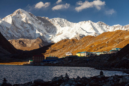 观 Gokyo, Dudh 湖 Pokhari, 峰 Gokyo。喜马拉雅