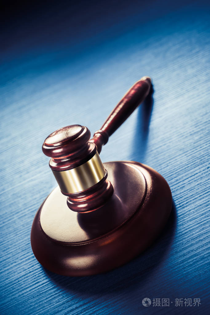 蓝木背景下的法官槌
