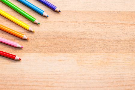 彩色铅笔木制背景上