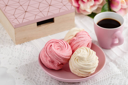 自制的风或棉花糖咖啡在粉红色的背景