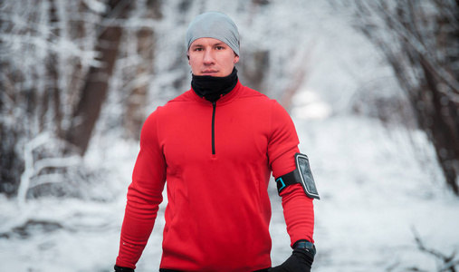 运动员穿暖和运动的运动服, 冬季户外运动