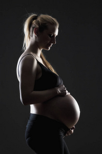 黑色胸罩怀孕的金发妇女
