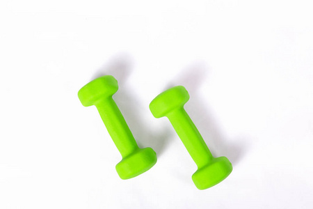 两个绿色哑铃健身覆盖在白色背景隔离上的软材料。