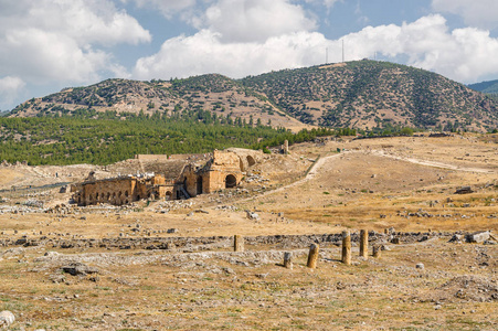 土耳其 Denizli 省棉花附近古赫拉波利斯遗址的阳光景观