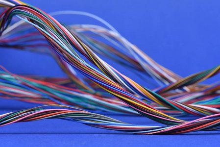 多彩色的电缆蓝色背景上五颜六色的电缆照片