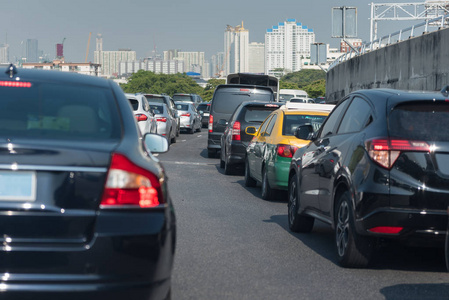 收费公路上有一排车堵车