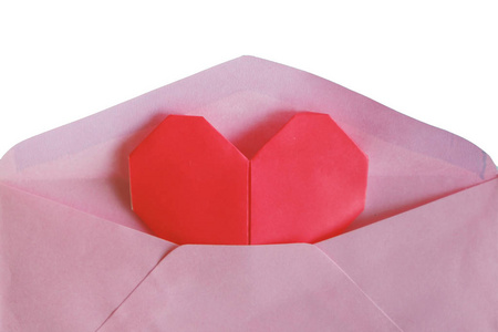 粉红色信封与红色心纸折纸分离白色 bac