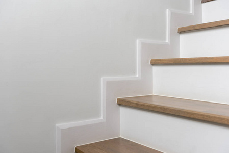 现代住宅室内设计理念中的木质楼梯室内装饰