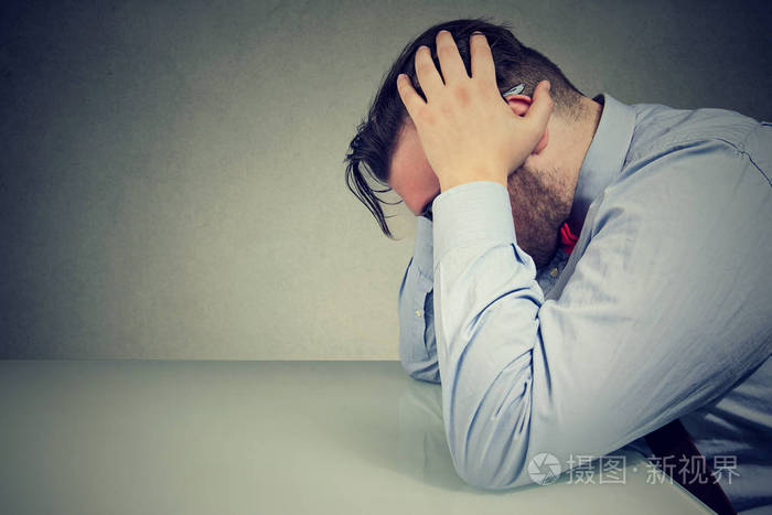 沮丧的矮胖男子抓住头部绝望