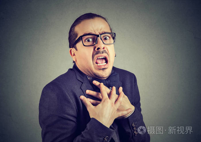 害怕的年轻人看起来害怕