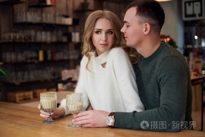 一对夫妇正在约会.他们在拥抱和交谈.情人节快乐