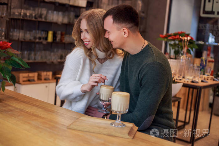 一对情侣在约会他们在拥抱和交谈.情人节