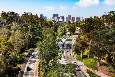州路线163Sr163卡布里洛高速公路是加利福尼亚州圣地亚哥的一条州公路，它通过巴尔博亚公园向市中心行驶。