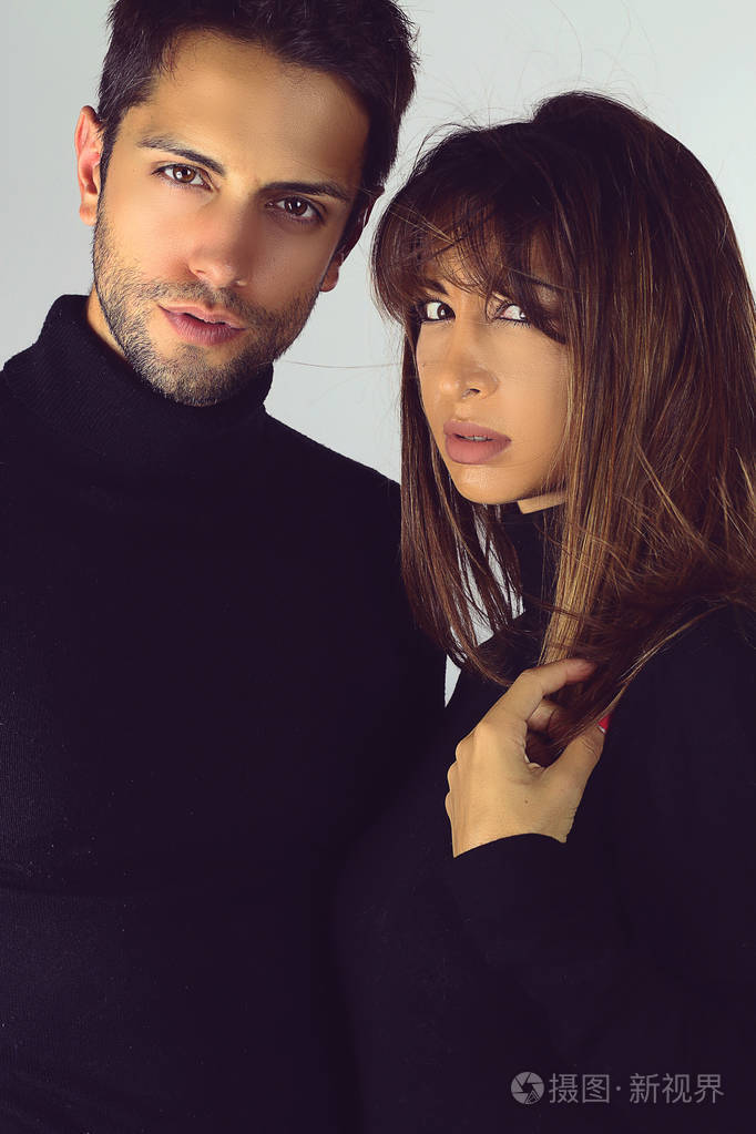 性感激情情侣相爱穿着经典服装的美丽青年男女的肖像