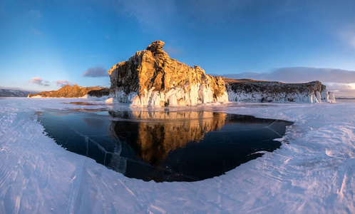 贝加尔湖冰中岩石的反射