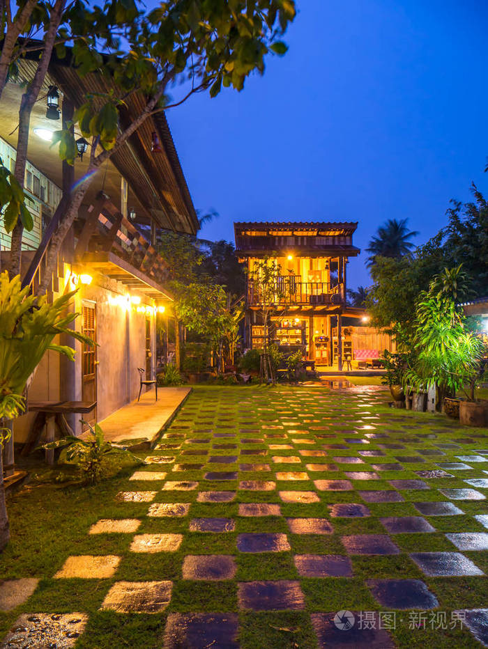 有绿色庭院检查模式的老式度假胜地,在黄昏泰国的雨天